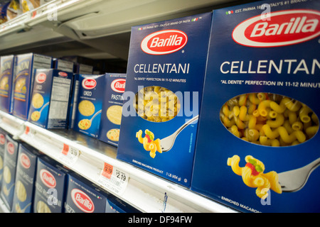 Boxen von Barilla Teigwaren sind in den Supermarktregalen in New York gesehen. Stockfoto