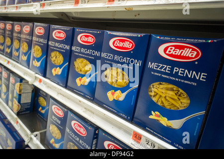 Boxen von Barilla Teigwaren sind in den Supermarktregalen in New York gesehen. Stockfoto