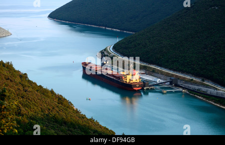 Frachtschiff in Plomin Luka (Hafen) Istrien Kroatien Stockfoto