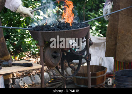 New York City USA 29. September 2013. Mittelalterfest im Fort Tryon Park. Schmied Heizung Metall in einer Schmiede am Mittelalterfest im Fort Tryon Park in Inwood Stadtteil von New York City. Bildnachweis: Anthony Pleva/Alamy Live-Nachrichten Stockfoto