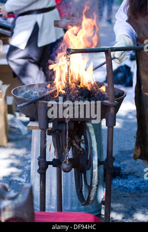 New York City USA 29. September 2013. Mittelalterfest im Fort Tryon Park. Schmied Heizung Metall in einer Schmiede am Mittelalterfest im Fort Tryon Park in Inwood Stadtteil von New York City. Bildnachweis: Anthony Pleva/Alamy Live-Nachrichten Stockfoto