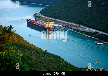 Anlegestelle für Fracht Schiffe in Plomin Luka (Hafen) Istrien Kroatien Stockfoto