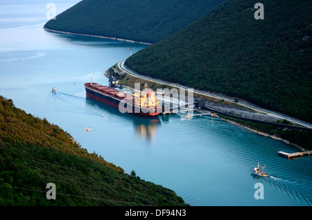 Frachtschiff in Plomin Luka (Hafen) Istrien Kroatien Stockfoto