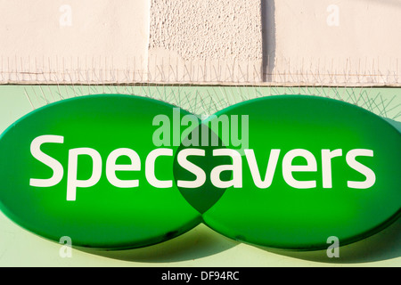 Unterzeichnen Sie oben Specsavers Optiker High Street-Store. Stockfoto