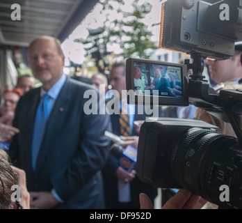 Republikanische Bürgermeisterkandidat Joe Lhota Besuch Kleinunternehmen und Werbetätigkeit in Jackson Heights in Queens in New York Stockfoto