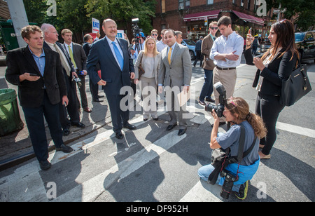 Republikanische Bürgermeisterkandidat Joe Lhota Besuch Kleinunternehmen und Werbetätigkeit in Jackson Heights in Queens in New York Stockfoto