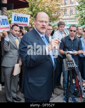 Republikanische Bürgermeisterkandidat Joe Lhota Besuch Kleinunternehmen und Werbetätigkeit in Jackson Heights in Queens in New York Stockfoto