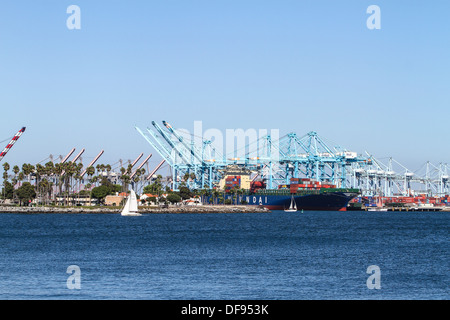 Container und Segelboot an der Port of Los Angeles California Stockfoto