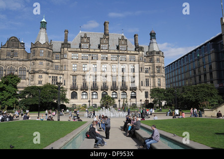 Sheffield Town Hall und Peace Gardens, Sheffield City Centre England. viktorianische Architektur. Öffentliches Gebäude der Klasse 1 Stockfoto