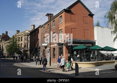 Starbucks Coffee auf dem Tudor Square Sheffield City Centre, England UK, Streetscene Stockfoto