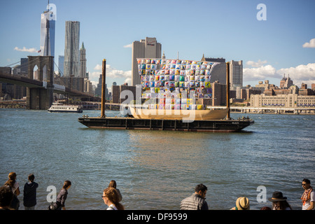 Die Hüfte der Toleranz" durch den Künstler Ilya und Emilia Kabakov schwebt in der Brooklyn Nachbarschaft von dumbo in Ny Stockfoto