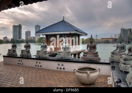 Buddha-Statuen in Sima Malaka buddhistischen Tempel in Colombo, Sri Lanka Stockfoto