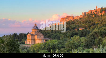 Sonnenuntergang über San Biagio Kirche in Toskana, Italien Stockfoto