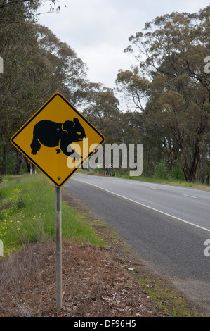 Australian Road-Trip: Koala Gefahr Warnzeichen neben einer Autobahn in Victoria Stockfoto
