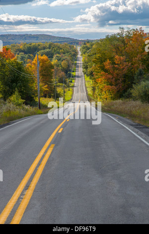 Straße in Finger Lakes Region des Staates New York mit Herbstfarben Stockfoto