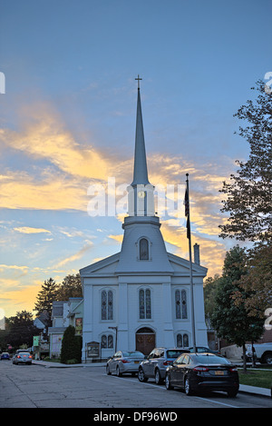 Kirche mit Sonnenuntergang Himmel hinter am Dorfplatz in Hammondsport New York Stockfoto