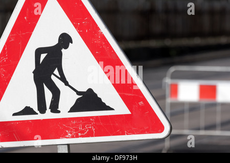 Verkehrszeichen in einer Straße im Umbau Stockfoto