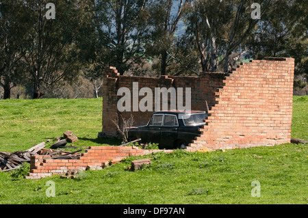 Geht nirgendwo... Auto in einem verfallenen Garage auf einer Nebenstraße im ländlichen New South Wales Stockfoto