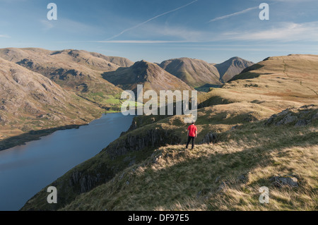 Walker auf Stechginster Rigg über Wast Wasser Geröllhalden, mit Yewbarrow Kirk fielen große Giebel und Illgill Head im Hintergrund Stockfoto