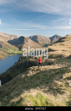 Genießen die Aussicht vom Stechginster Rigg über Wast Wasser Yewbarrow Walker, fiel Kirk, große Giebel und Illgill Head Stockfoto