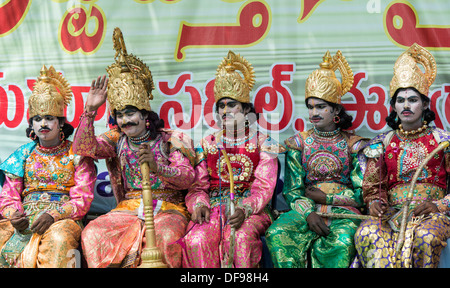 Indische Männer gekleidet als indischen Götter bei Rallye. Puttaparthi, Andhra Pradesh, Indien Stockfoto