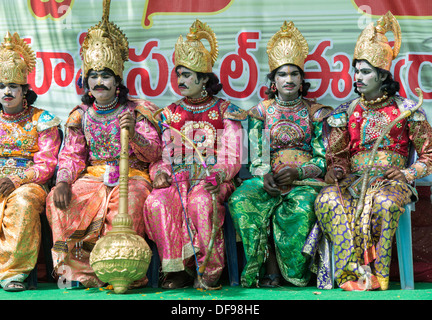 Indische Männer gekleidet als indischen Götter bei Rallye. Puttaparthi, Andhra Pradesh, Indien Stockfoto