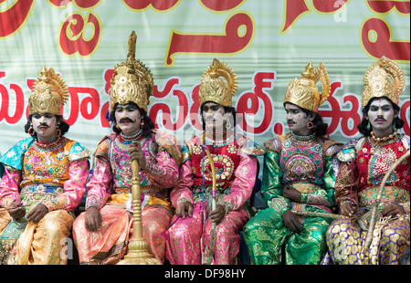 Indische Männer gekleidet als indischen Götter bei Rallye. Puttaparthi, Andhra Pradesh, Indien Stockfoto