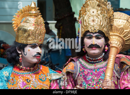 Indische Männer gekleidet als indischen Götter bei Rallye. Puttaparthi, Andhra Pradesh, Indien Stockfoto