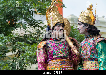 Indische Männer gekleidet als indischen Götter bei Rallye. Puttaparthi, Andhra Pradesh, Indien Stockfoto