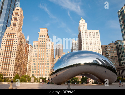 Eine Aufnahme am frühen Morgen des Cloud Gate (The Bean) und die spektakuläre Skyline von Chicago vom Millennium Park, Chicago, Illinois. Stockfoto