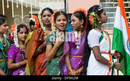 Indische Mädchen gekleidet in traditionellen Kostümen tanzen bei einer Protestkundgebung. Puttaparthi, Andhra Pradesh, Indien Stockfoto