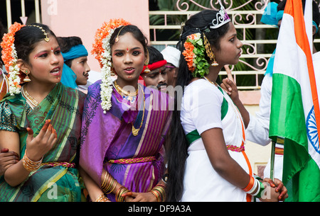 Indische Mädchen gekleidet in traditionellen Kostümen auf einer Protestkundgebung. Puttaparthi, Andhra Pradesh, Indien Stockfoto