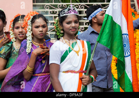 Indische Mädchen gekleidet in traditionellen Kostümen auf einer Protestkundgebung. Puttaparthi, Andhra Pradesh, Indien Stockfoto