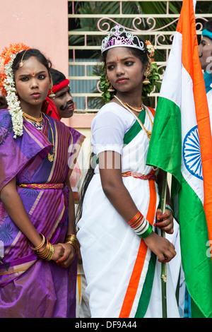 Indische Mädchen gekleidet in traditionellen Kostümen auf einer Protestkundgebung. Puttaparthi, Andhra Pradesh, Indien Stockfoto