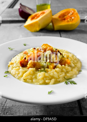 Braten-Butternut-Kürbis auf Safran-risotto Stockfoto