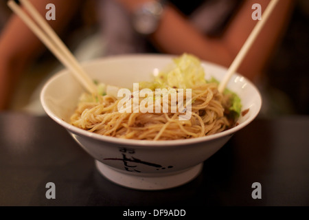 Chinesisches Nudelgericht, begib dich auf einen Tisch in einem Restaurant in Chinatown Manhattan, New York, NY, USA. Stockfoto