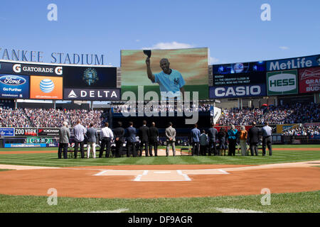 Mariano Rivera (Yankees), 22. September 2013 - MLB: Mariano Rivera von den New York Yankees wird auf dem Bildschirm gesehen, wie er seine Mütze Fans während seiner Pensionierung Zeremonie vor dem Hauptliga-Baseball-Spiel gegen die San Francisco Giants im Yankee Stadium in der Bronx, New York, Vereinigte Staaten von Amerika Tipps. (Foto von Thomas Anderson/AFLO) (JAPANISCHE ZEITUNG HERAUS) Stockfoto