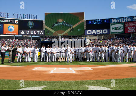 Mariano Rivera (Yankees), 22. September 2013 - MLB: Mariano Rivera von den New York Yankees spricht Fans bei seiner Pensionierung Zeremonie vor dem Hauptliga-Baseball-Spiel gegen die San Francisco Giants im Yankee Stadium in der Bronx, New York, Vereinigte Staaten von Amerika. (Foto von Thomas Anderson/AFLO) (JAPANISCHE ZEITUNG HERAUS) Stockfoto