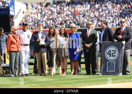 Mariano Rivera (Yankees), 22. September 2013 - MLB: Mariano Rivera von den New York Yankees steht mit der Steinbrenner Familie während seiner Pensionierung Zeremonie vor dem Hauptliga-Baseball-Spiel gegen die San Francisco Giants im Yankee Stadium in der Bronx, New York, Vereinigte Staaten von Amerika. (Foto von Thomas Anderson/AFLO) (JAPANISCHE ZEITUNG HERAUS) Stockfoto