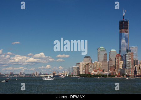 Hafen von New York mit der Freedom Tower im Bau im Herbst 2012 in New York, NY, USA. Stockfoto