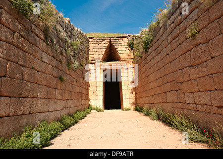 Eintritt in das Schatzhaus des Atreus ist, Mykene archäologische Weltkulturerbe, Peloponnes, Griechenland Stockfoto