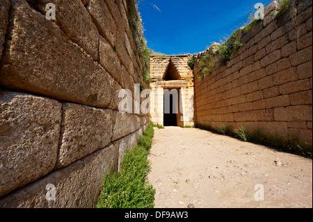 Eintritt in das Schatzhaus des Atreus ist, Mykene archäologische Weltkulturerbe, Peloponnes, Griechenland Stockfoto