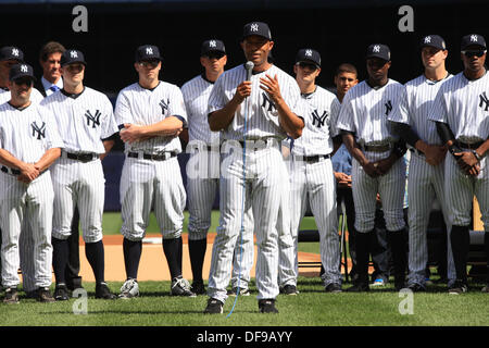 Mariano Rivera (Yankees), 22. September 2013 - MLB: Mariano Rivera von den New York Yankees spricht Fans bei seiner Pensionierung Zeremonie vor dem Hauptliga-Baseball-Spiel gegen die San Francisco Giants im Yankee Stadium in der Bronx, New York, Vereinigte Staaten von Amerika. (Foto von Thomas Anderson/AFLO) (JAPANISCHE ZEITUNG HERAUS) Stockfoto