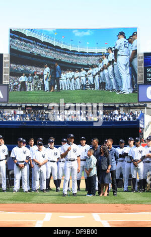 Mariano Rivera (Yankees), 22. September 2013 - MLB: Mariano Rivera von den New York Yankees spricht Fans mit seiner Frau und seinen Söhnen bei seiner Pensionierung Zeremonie vor dem Hauptliga-Baseball-Spiel gegen die San Francisco Giants im Yankee Stadium in der Bronx, New York, Vereinigte Staaten von Amerika. (Foto von Thomas Anderson/AFLO) (JAPANISCHE ZEITUNG HERAUS) Stockfoto