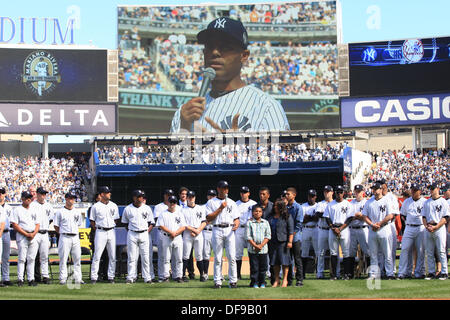 Mariano Rivera (Yankees), 22. September 2013 - MLB: Mariano Rivera von den New York Yankees spricht Fans mit seiner Frau und seinen Söhnen bei seiner Pensionierung Zeremonie vor dem Hauptliga-Baseball-Spiel gegen die San Francisco Giants im Yankee Stadium in der Bronx, New York, Vereinigte Staaten von Amerika. (Foto von Thomas Anderson/AFLO) (JAPANISCHE ZEITUNG HERAUS) Stockfoto