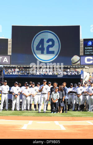 Mariano Rivera (Yankees), 22. September 2013 - MLB: Mariano Rivera von den New York Yankees spricht Fans mit seiner Frau und seinen Söhnen bei seiner Pensionierung Zeremonie vor dem Hauptliga-Baseball-Spiel gegen die San Francisco Giants im Yankee Stadium in der Bronx, New York, Vereinigte Staaten von Amerika. (Foto von Thomas Anderson/AFLO) (JAPANISCHE ZEITUNG HERAUS) Stockfoto