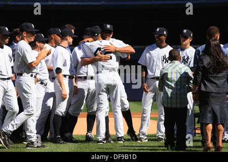 Mariano Rivera (Yankees), 22. September 2013 - MLB: Mariano Rivera von den New York Yankees umarmt Alex Rodriguez während seiner Pensionierung Zeremonie vor dem Hauptliga-Baseball-Spiel gegen die San Francisco Giants im Yankee Stadium in der Bronx, New York, Vereinigte Staaten von Amerika. (Foto von Thomas Anderson/AFLO) (JAPANISCHE ZEITUNG HERAUS) Stockfoto