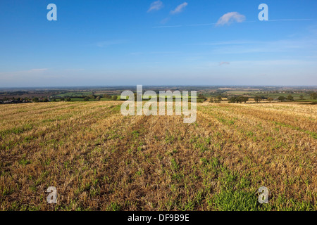 Englische Landschaft mit malerischen Vale of York betrachtet aus einem Hang Stoppelfeld hoch in die Yorkshire wolds Stockfoto