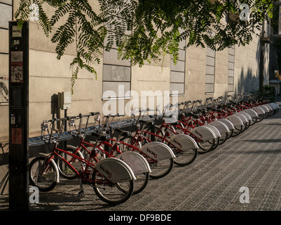 BARCELONA, SPANIEN - 12. SEPTEMBER 2013: Fahrradständer in der Bicing Cycle-Share-Station Stockfoto