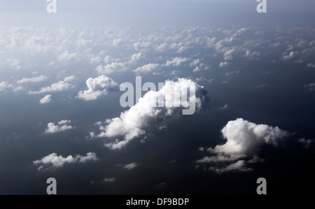 Flauschige Cumulus-Wolken über dem indischen Ozean Stockfoto